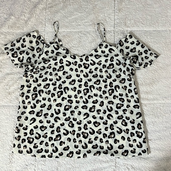 Monteau Tops - Monteau leporad off the shoulders shirt